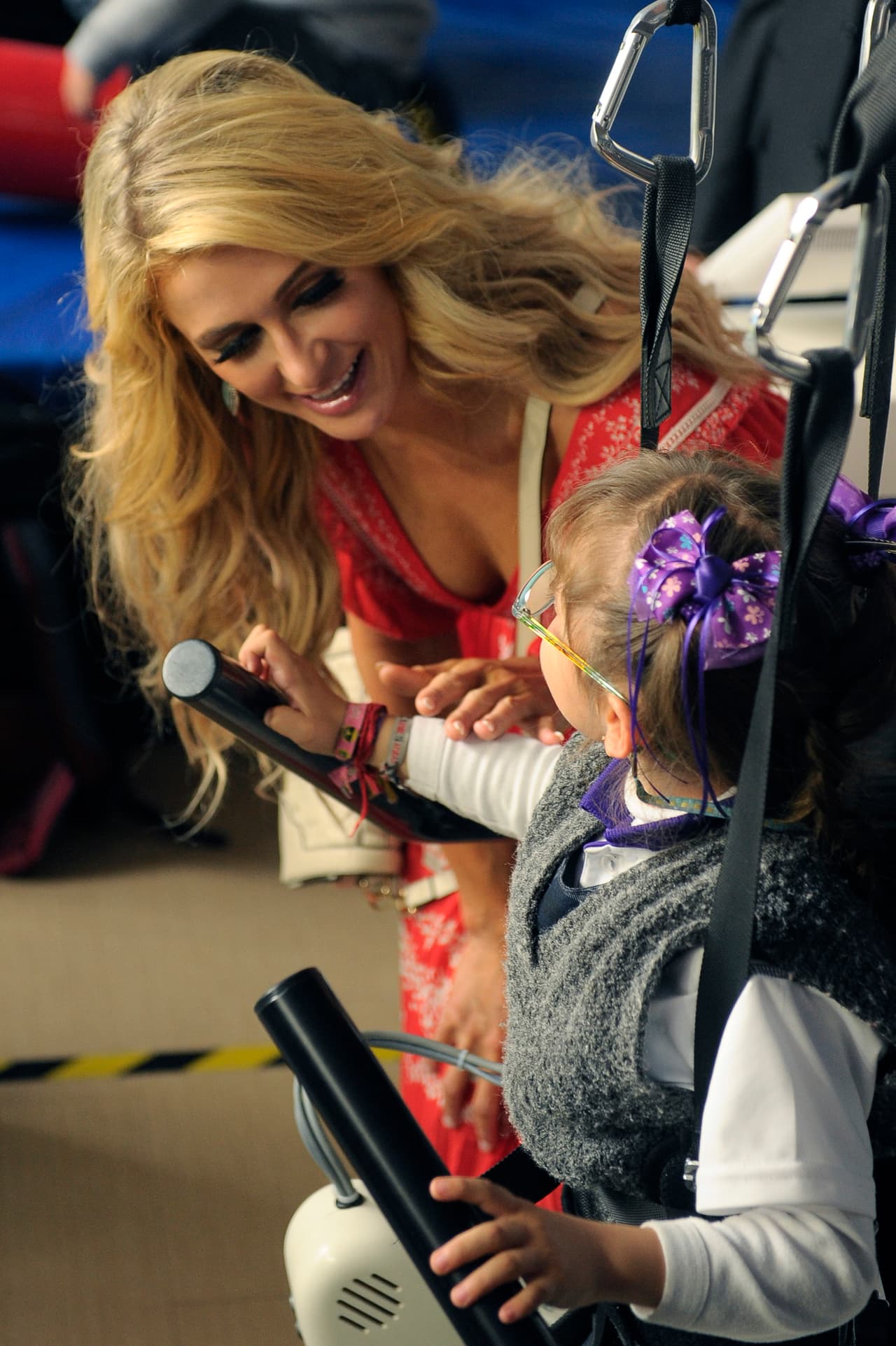 Posó y conoció a muchos nenes, como esta linda niña.