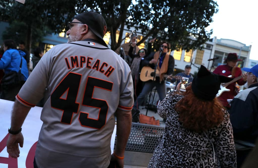 Y mientras sus adversarios se movilizan en las calles en contra del presidente al que catalogan como "corrupto, prepotente y predador".