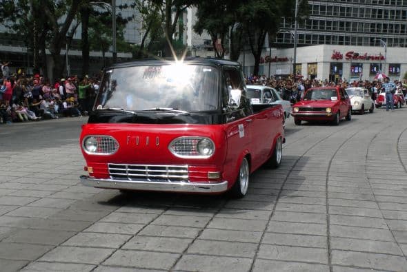 Casi dos mil vehículos clásicos desfilaron por las calles de la Ciudad de México para romper el Récord Guinness de más autos de este tipo en movimiento. Transitaron mil 721 autos, lo que superó la marca de Holanda, cuyo récord era de 948 vehículos. De acuerdo con las autoridades, el paso de estos autos clásicos fue visto por 250 mil asistentes. Circularon autos Datsun 1300, Jaguares, MG 59, Chevrolet apache, Alfa Romeo, Mercury, Porche, entre otros, que atrajeron la atención de capitalinos y visitantes. El paso de los vehículos fue interrumpido por el calentamiento de algunos que se quedaron en el camino y provocaron “cuellos de botella”; sin embargo, los organizadores confiaron en que los vehículos llegarían a la meta.