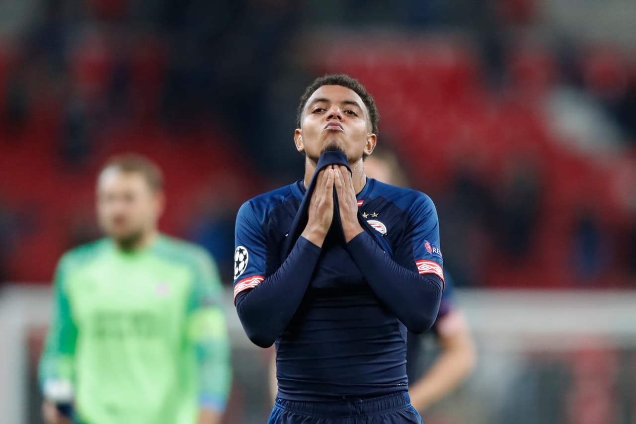 <b>Donyell Malen</b>
<br>Este jugador cuenta con un excelente agente que le podría conseguir un buen club, pues cuenta con contactos de los clubes más importantes de Europa.