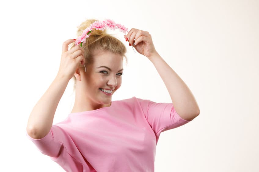 <b>Accesorios. </b>Otra buena opción es utilizar cintas, diademas o pasadores que pueden contribuir a colocar los distintos mechones de pelo justo donde tú quieres.