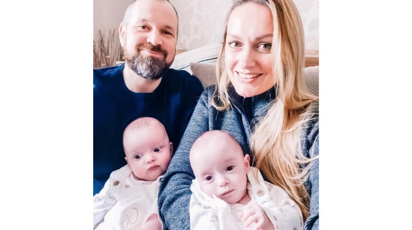 Rhys Waever (izquierda) y Rebecca Roberts (derecha) con sus hijos Noah (izquierda) y Rosalie (derecha).
<br>