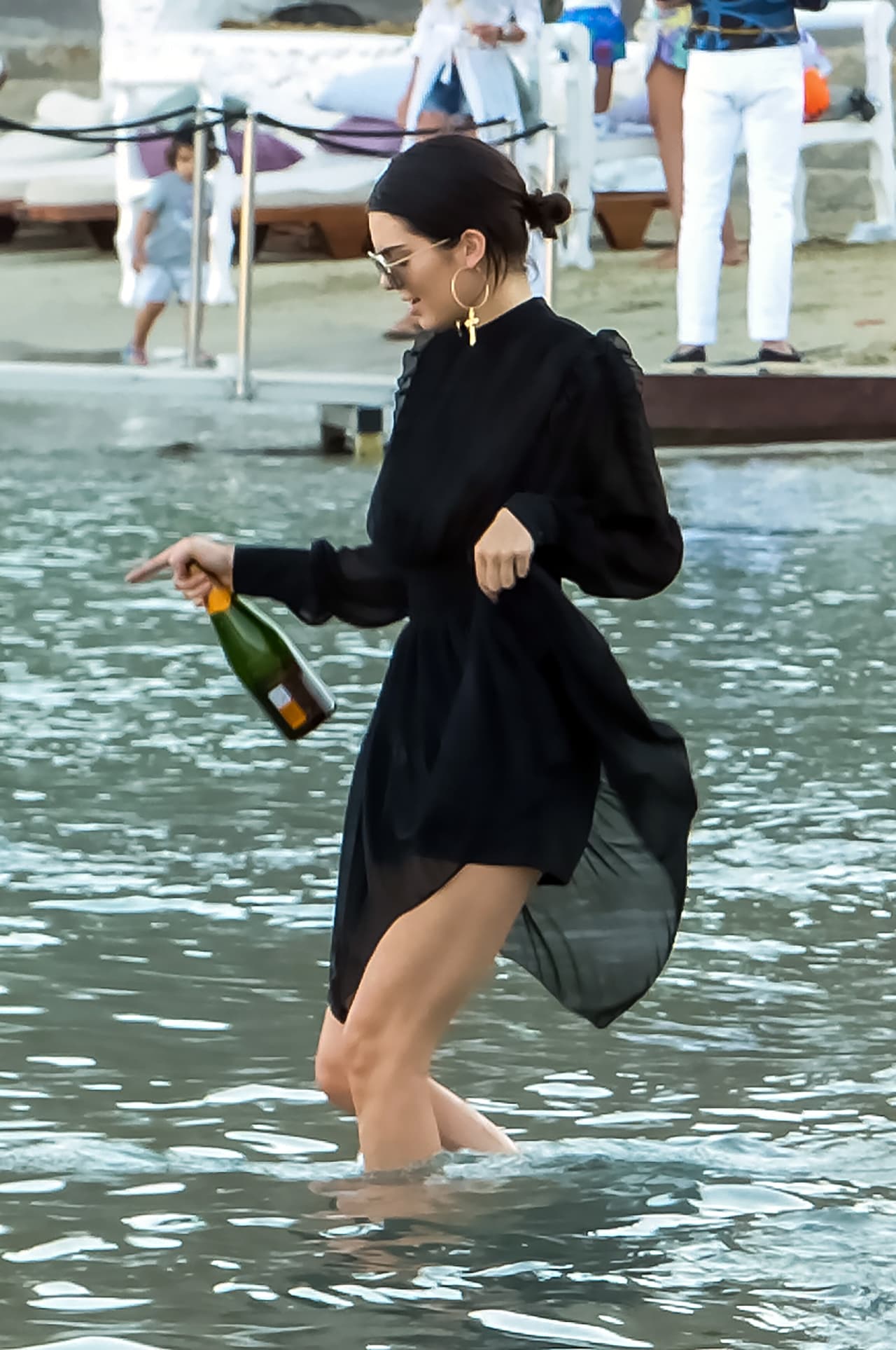 El clima en Mykonos, Grecia, está este verano por encima de los 80 grados farenheit. Sin embargo, Kendall Jenner se metió al mar con un vestido negro, largo y con los brazos cubiertos junto a su amiga su Bella Hadid.