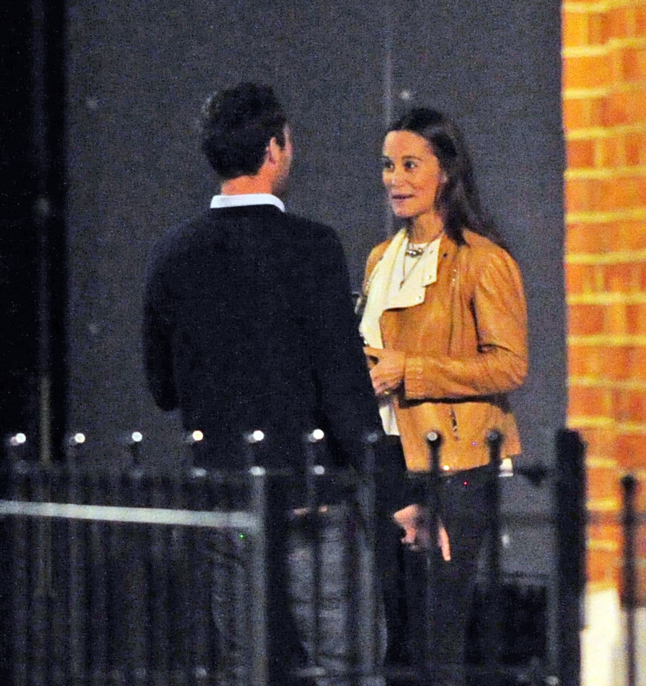 Pippa conoció a un nuevo chico en un bar.