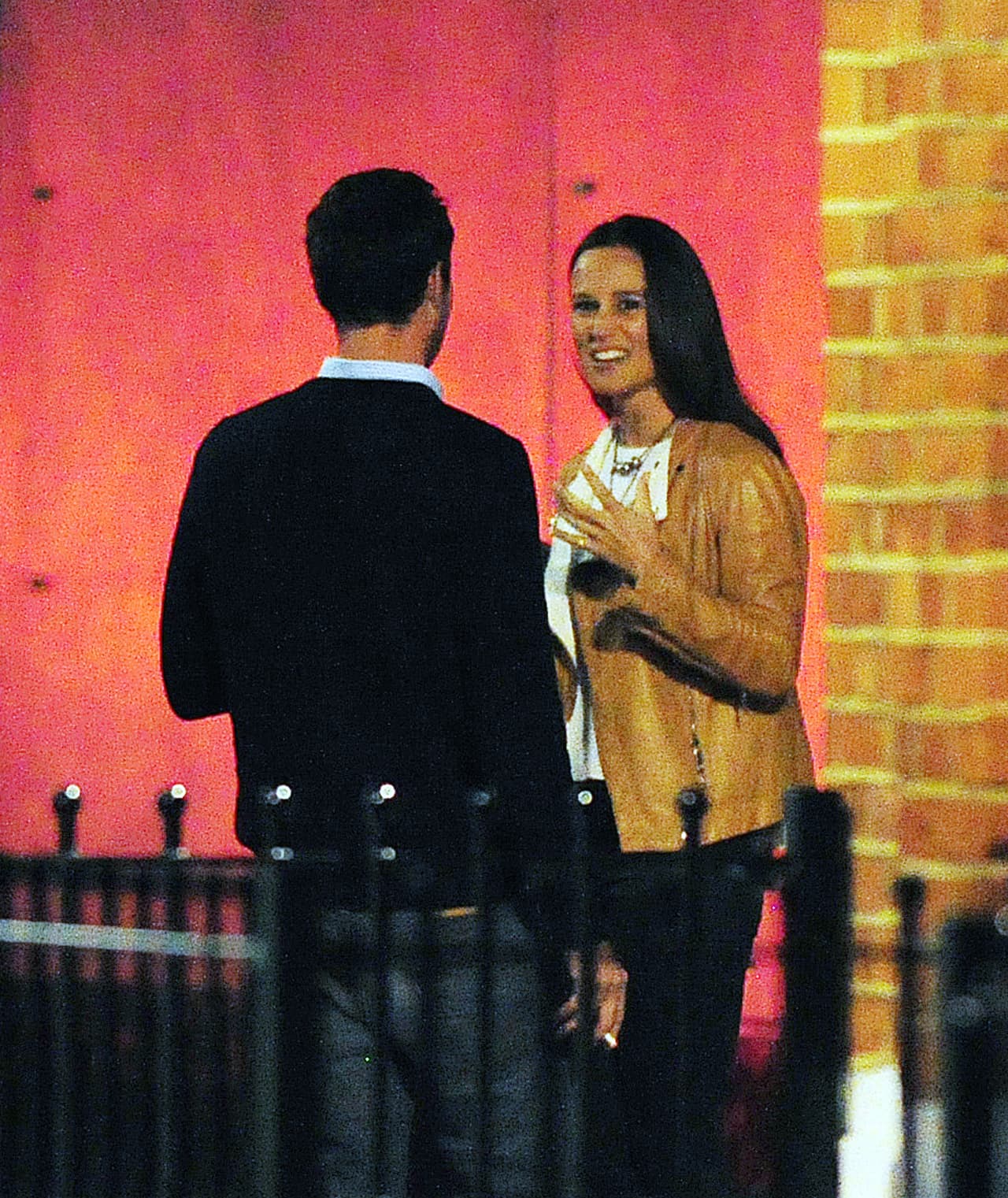 La chica afuera del pub inglés.