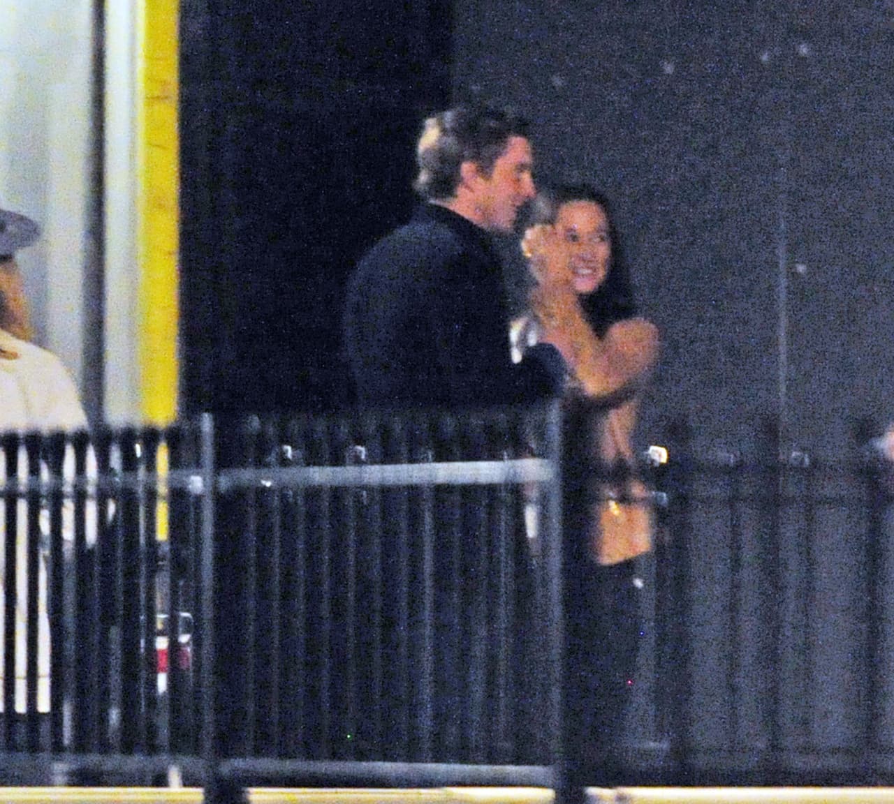 Así que ahora la hermana de Kate está sin compromiso alguno.