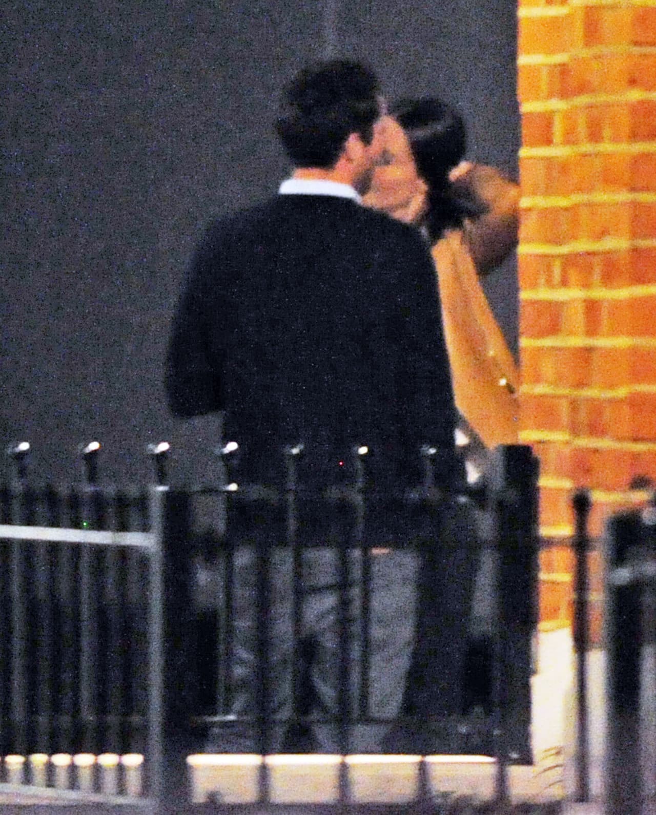 Se la pasó dándole la espalda a la cámara.