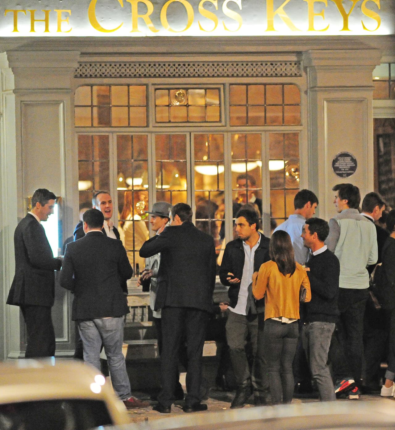 Rodeados de más amigos.