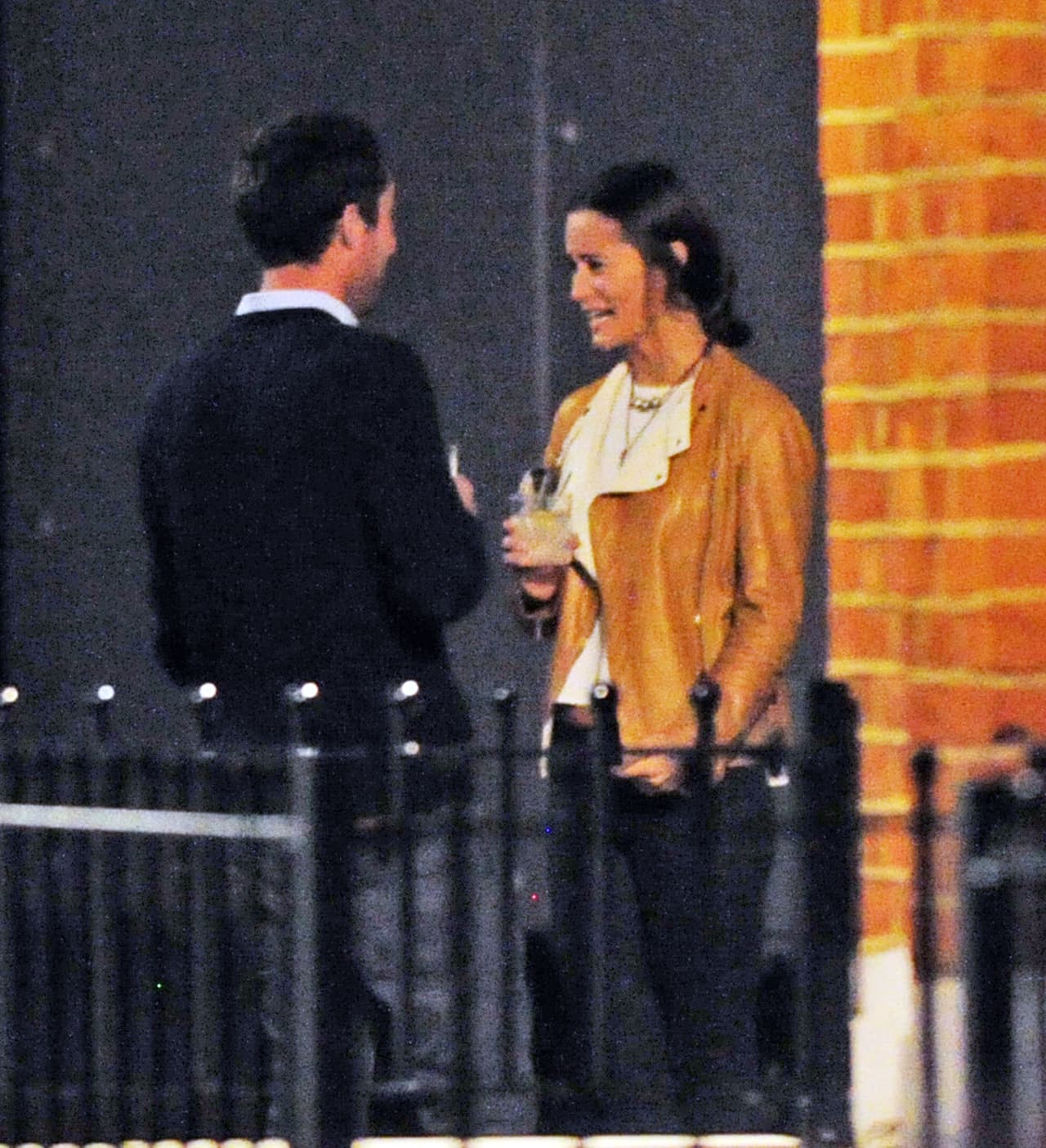 Y decidieron salirse del local para platicar a gusto.