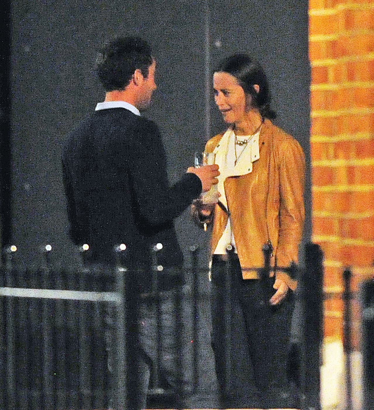 Conoció a un chico en un bar de Londres.