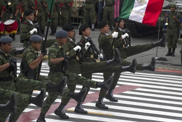 Luego, tiene lugar un desfile militar.