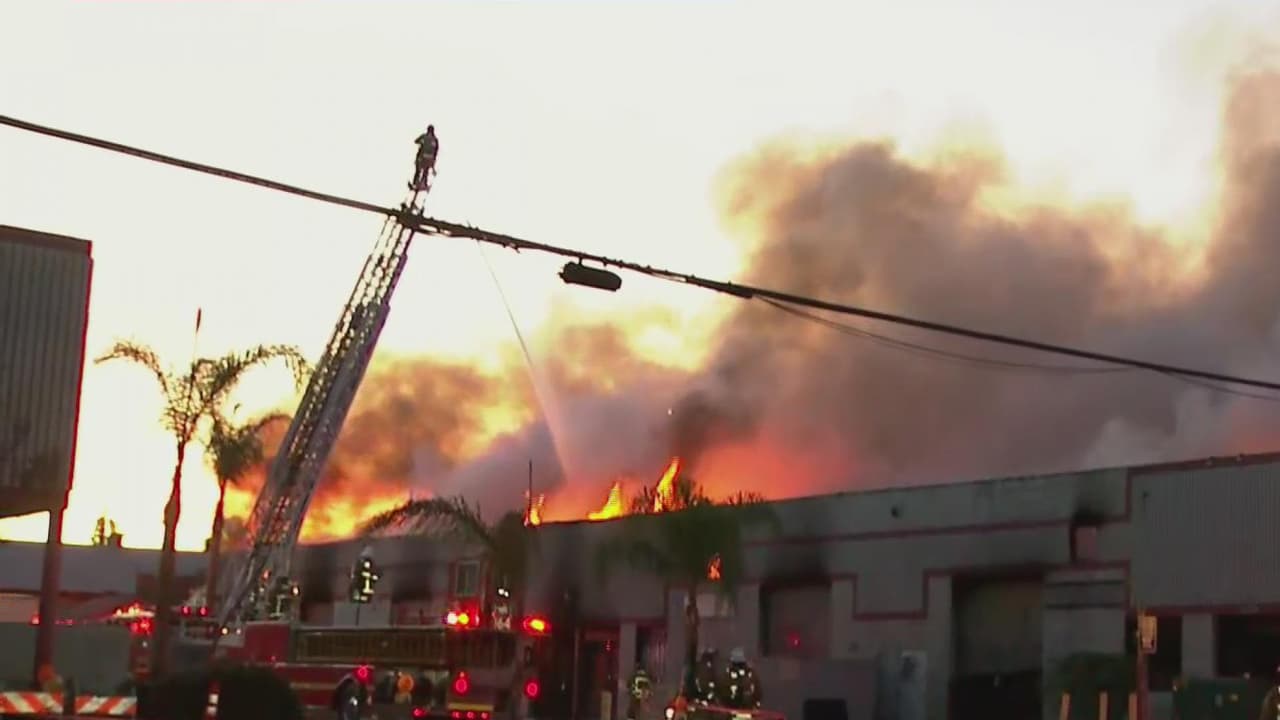 Se registra grave incendio en un edificio comercial en Huntington Park