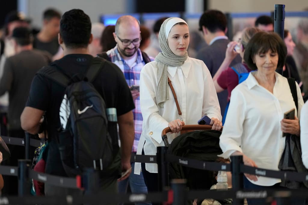 <h3 class="cms-H3-H3"><b>Origen de la crisis</b></h3>
<br>La crisis se intensificó tras la reubicación, en julio de 2024, de los controladores que gestionan el espacio aéreo de Newark desde una instalación en Long Island, Nueva York, al Terminal Radar Approach Control (TRACON) en Filadelfia. Esta medida buscaba aliviar la congestión y los problemas de personal en Nueva York, pero ha resultado en múltiples fallas tecnológicas. Según fuentes, el sistema depende de cables de cobre obsoletos, que han fallado al menos tres veces desde agosto de 2024, incluyendo un nuevo apagón de radar de 90 segundos el 9 de mayo.
<br>