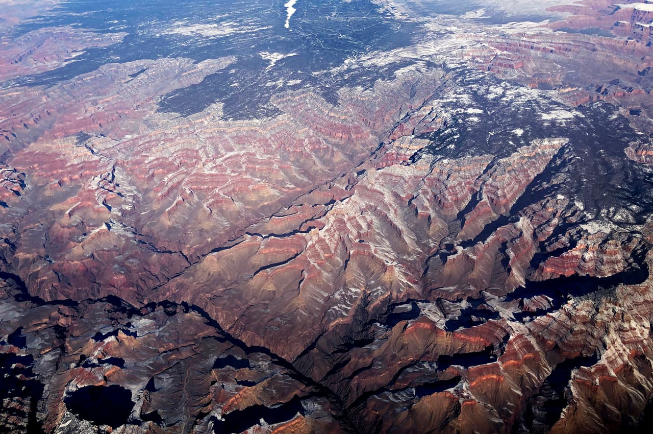Los riscos desérticos del gran Cañón cubiertos de nieve el 3 de enero de 2019. Mientras al sur las temperaturas bajaron a niveles extremos, al norte, en Anchorage, Alaska, recibieron el nuevo año con un clima relativamente cálido para la región: unos 44 grados fahrenheit (siete grados centígrados).