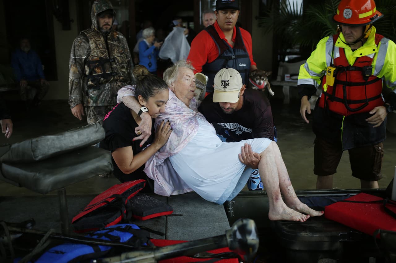 Al norte de Houston, en la ciudad de Spring, voluntarios y autoridades asisten a los residentes para escapar de la inundación