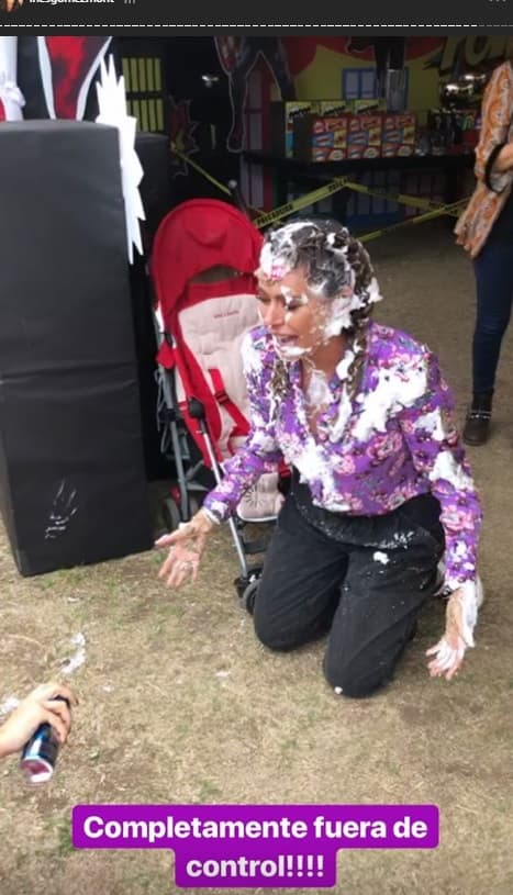 Gali terminó en el piso llena de espuma.