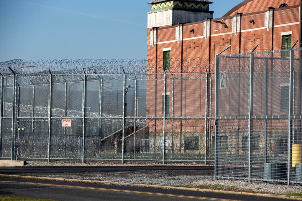 La prisión implementa programas de rehabilitación, pero reportes indican 
<b>deficiencias en las condiciones de vida</b>. El sistema de visitas mantiene regulaciones estrictas y l
<b>os reclusos pueden recibir fondos mediante órdenes postales</b> para uso en la comisaría.