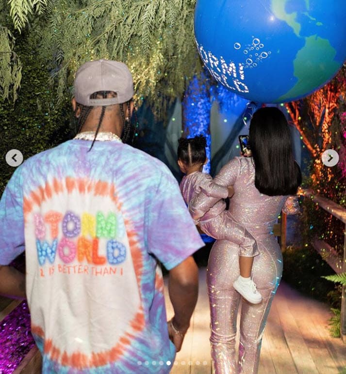 Jenner siempre consiente
<b><a href="https://www.univision.com/entretenimiento/kylie-jenner-planifica-el-cumpleanos-de-stormi-con-siete-meses-de-anticipacion" target="_blank"> a su única hija</a></b> con lujosos detalles. Por ejemplo, el pasado 1 de febrero fue su cumpleaños y según reportes de diversos medios, la fiesta tuvo un costo de
<b><a href="https://www.univision.com/shows/despierta-america/kylie-jenner-habria-gastado-una-millonaria-cifra-para-celebrar-la-fiesta-de-cumpleanos-de-stormi-video" target="_blank">100 mil dólares. </a></b>
<br>