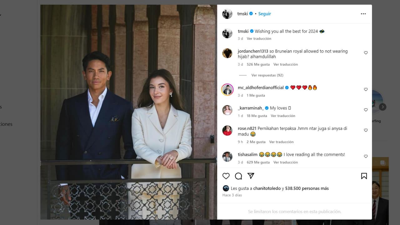 El “príncipe influencer” posa en foto con su prometida.