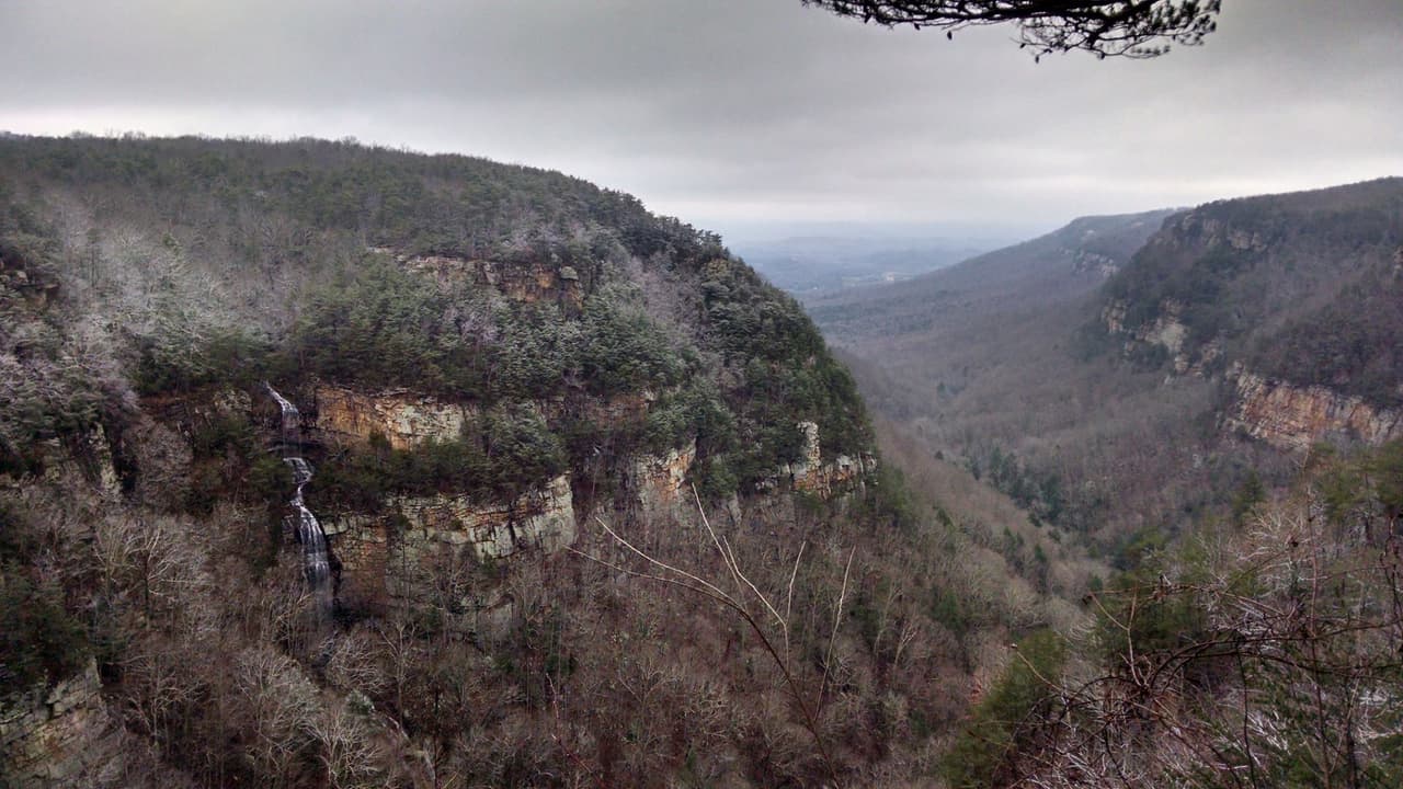 Hogar de cañones de 300 metros de profundidad, acantilados de arenisca, cuevas salvajes, cascadas, arroyos en cascada, densos bosques y abundante vida silvestre, el parque ofrece una amplia recreación al aire libre, incluso a pesar del frío.