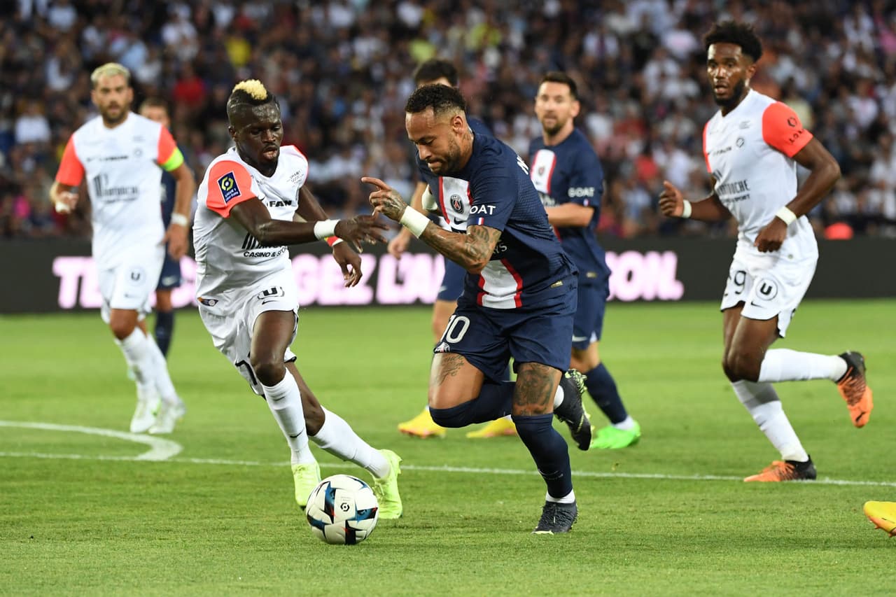 Neymar demuestra que se encuentra en gran forma en un año vital para Brasil de cara a la copa del mundo.