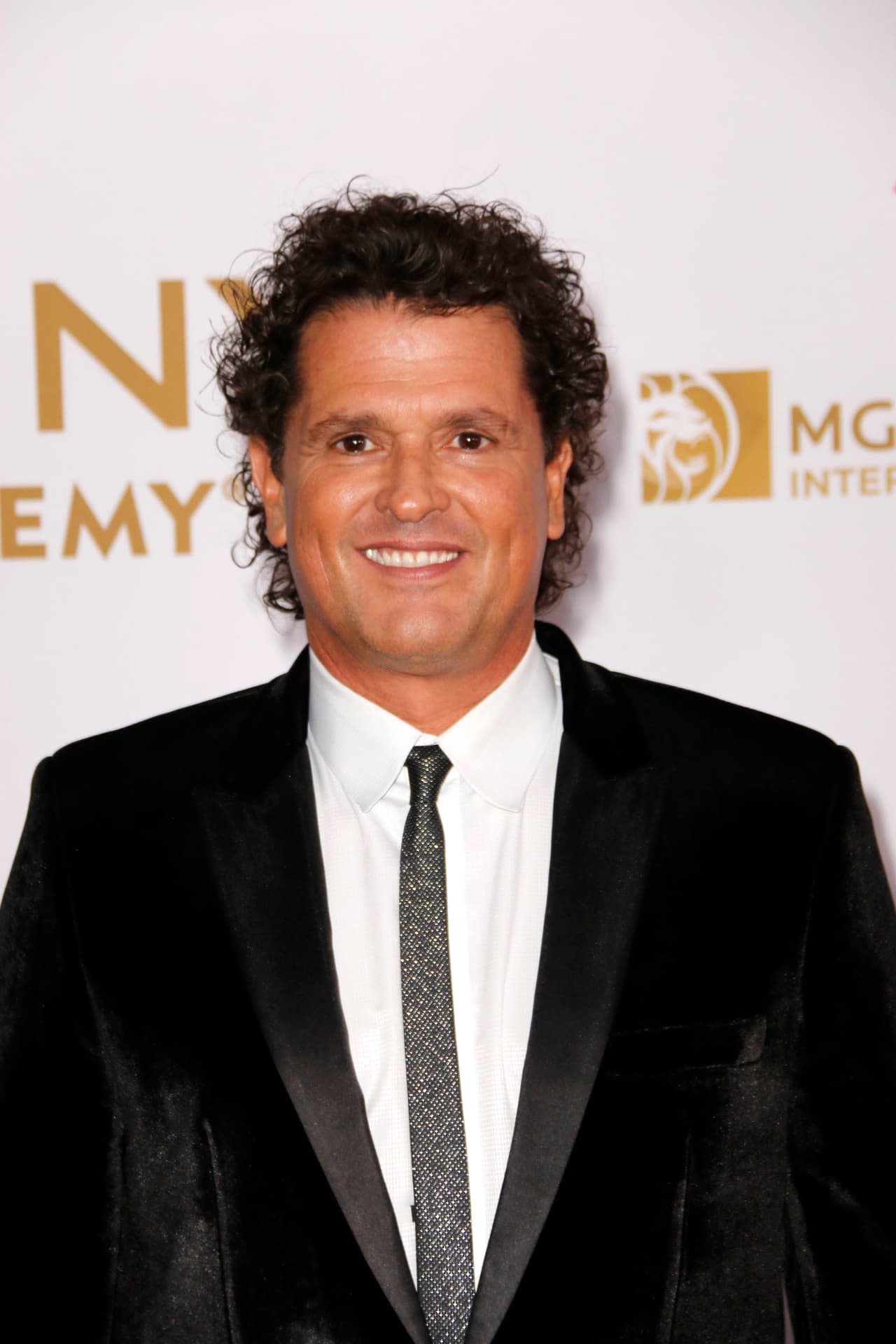 Parece que mientras más se corta el pelo, Carlos Vives más premios 
<i>Latin Grammy</i> gana.
