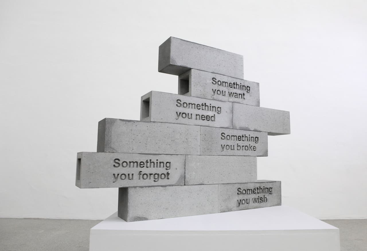 "Aspirational Wall" (Muro Aspiracional) es una obra de 2021 compuesta por 10 bloques de cemento con cinco frases para que los espectadores mediten sobre lo que aman, desean, temen, pierden o extrañan.