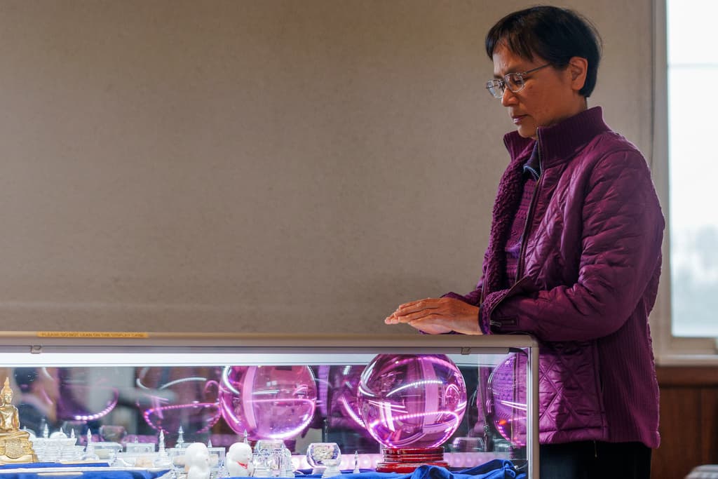 En religiones como el catolicismo, 
<b>las reliquias se veneran como un vínculo con Cristo</b> o con los santos. En el budismo, se les consideran 
<b>fuentes vivas y activas de bendiciones</b>, infundidas de capacidades sobrenaturales.
<br>Los budistas creen que estas reliquias 
<b>pueden crecer o incluso multiplicarse</b>, y así explican el misterio de que existen en todo el mundo.
<br>En el Templo de la Montaña Wei, en California, devotos como Sandra Chen pudieron meditar entre algunas de las reliquias expuestas.