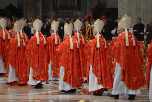 A las 16:15 hora local los 115 cardenales se reunirán en la capilla Paulina y desde allí en procesión se dirigirán a la capilla Sixtina, donde entrarán a las 16:30 horas local y se encerarán en cónclave ("bajo llave") para elegir al sucesor de Benedicto XVI. Ya este martes votarán los cardenales.