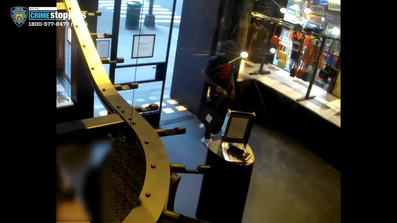 Ladrón se da a la fuga con mercancía valorada en $2,000 de tienda de Manhattan