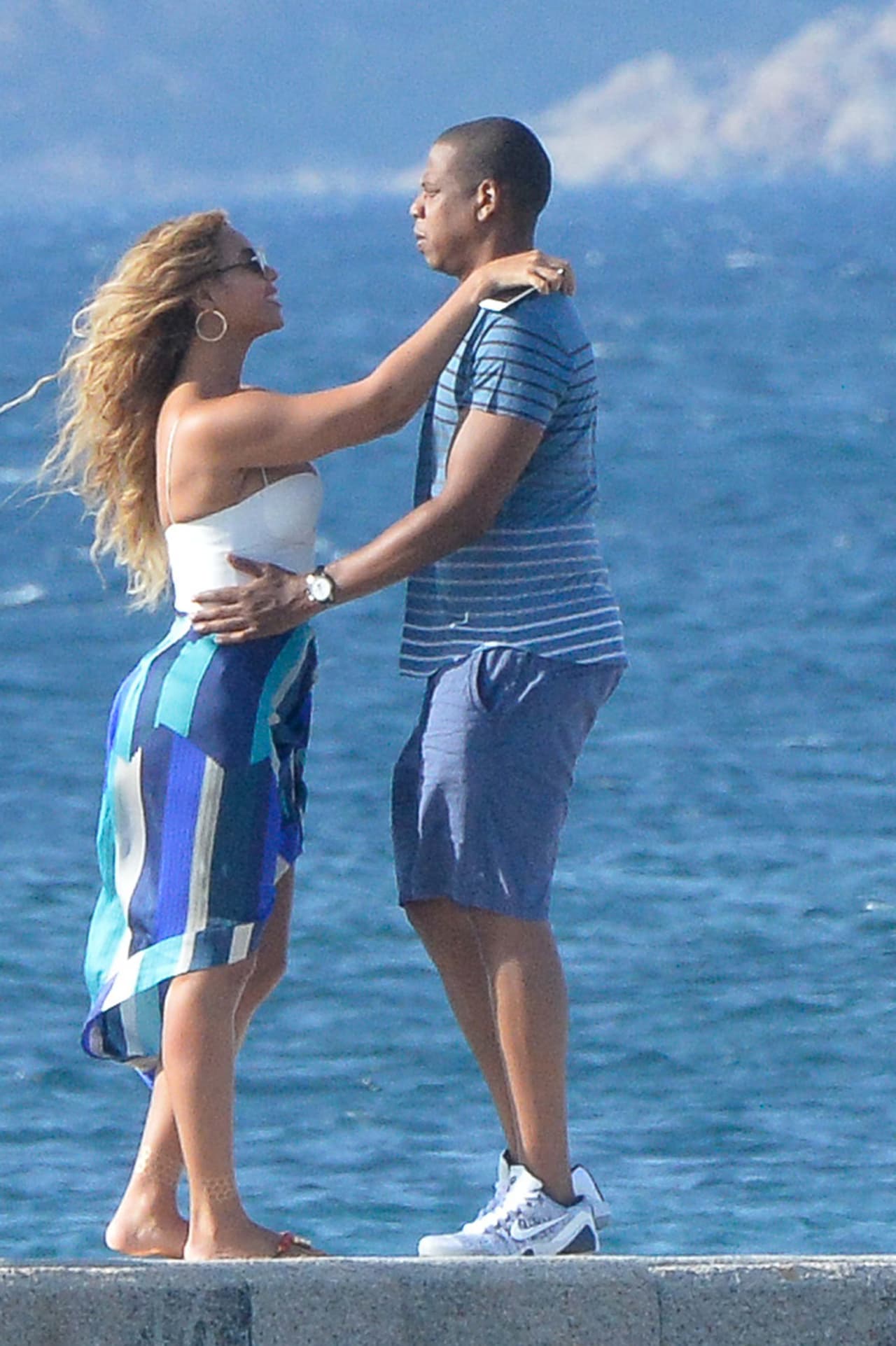 La pareja sigue de vacaciones por las costas italianas y se han dejado ver de lo más cariñosos.