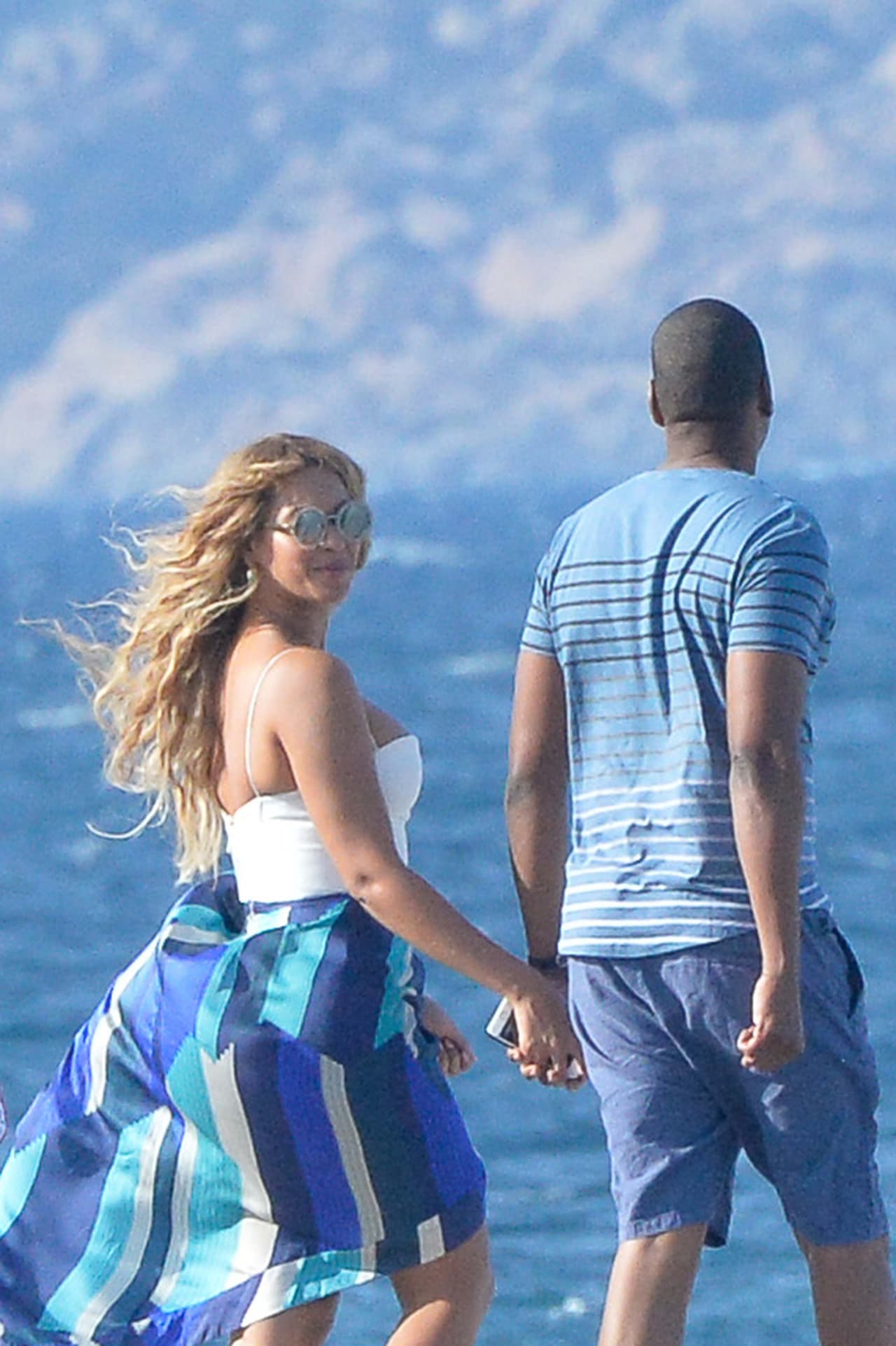 Ni la presencia de los paparazzi le quitaron la sonrisa del rostro.