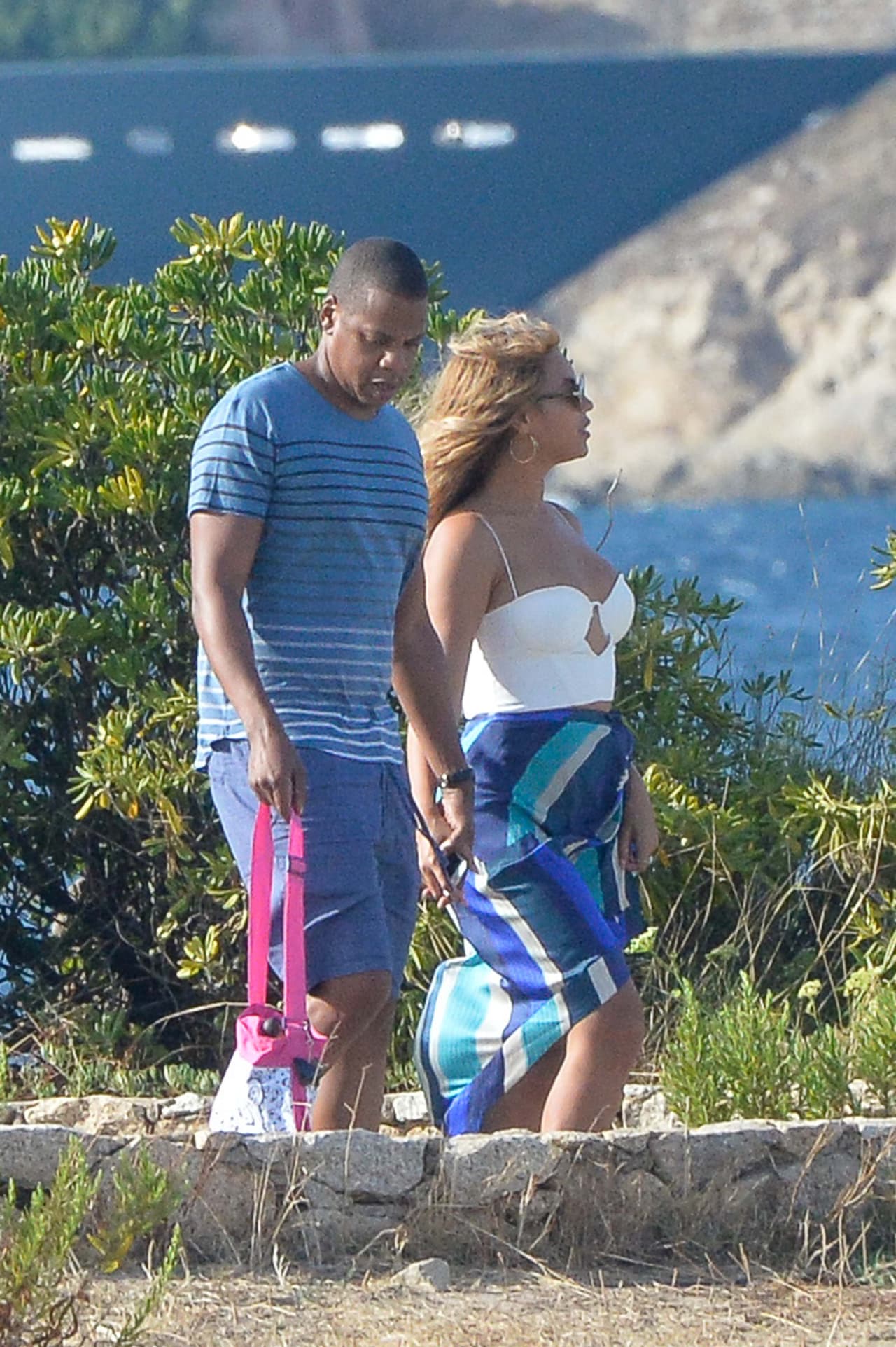 Pero en esta paradisiaca escapadita no estaban del todo solos.