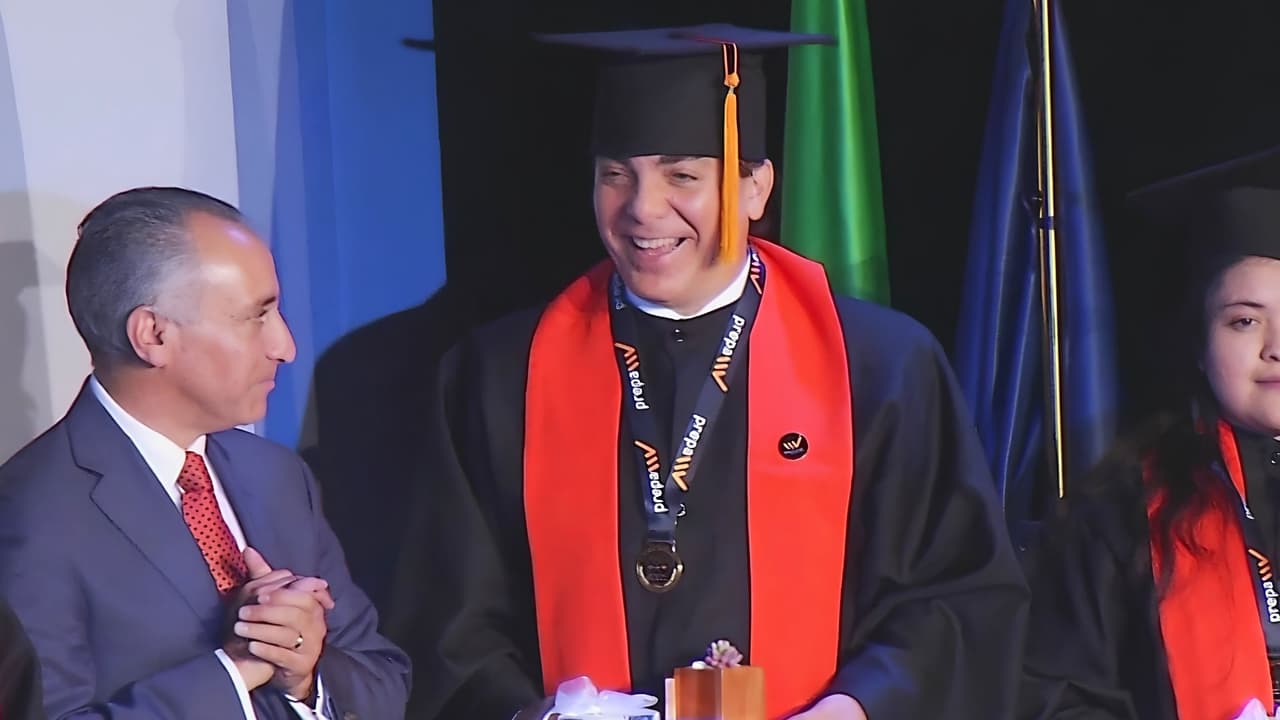 Cristian Castro celebra su graduación y comparte su felicidad con su mamá