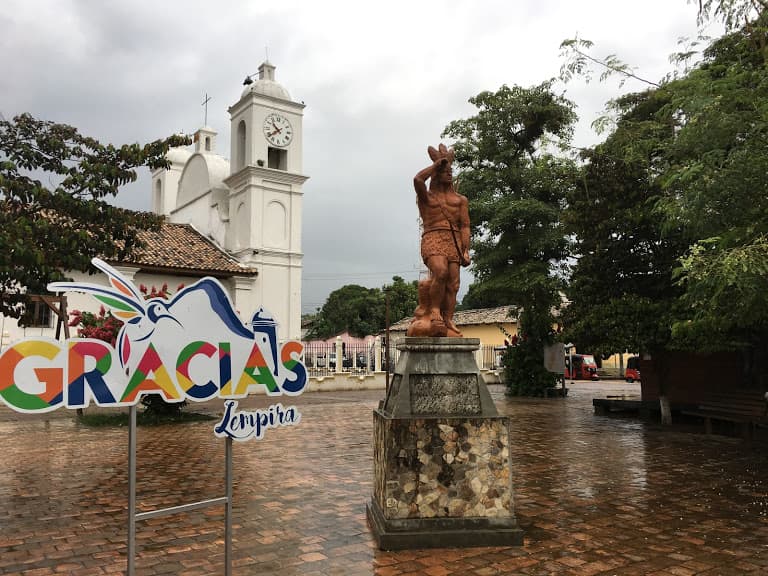 El parque central de Gracias, Lempira, muestra su historia indígena y de la época de la colonia española.