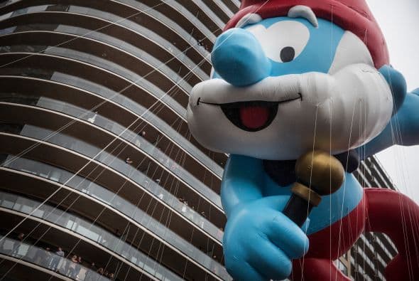 Ahora sí, Papá Pitufo ya presentándose en el alegre desfile.