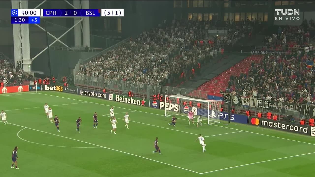 ¡TIRO ATAJADO! disparo por Philip Otele.