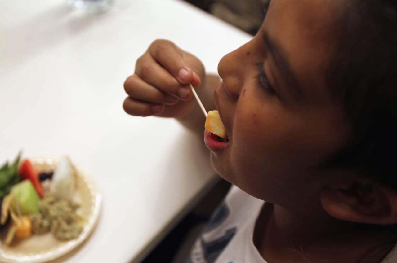 Para las
<a href="https://www.univision.com/noticias/reto-28/en-imagenes-12-snacks-para-controlar-el-hambre-durante-el-reto-28-fotos">meriendas</a>, por ejemplo, puede elegir opciones ricas y saludables como una
<b>manzana, una banana, una taza de arándanos</b> o uvas o una taza de zanahorias, brócoli o pimientos verdes con dos cucharadas de hummus.