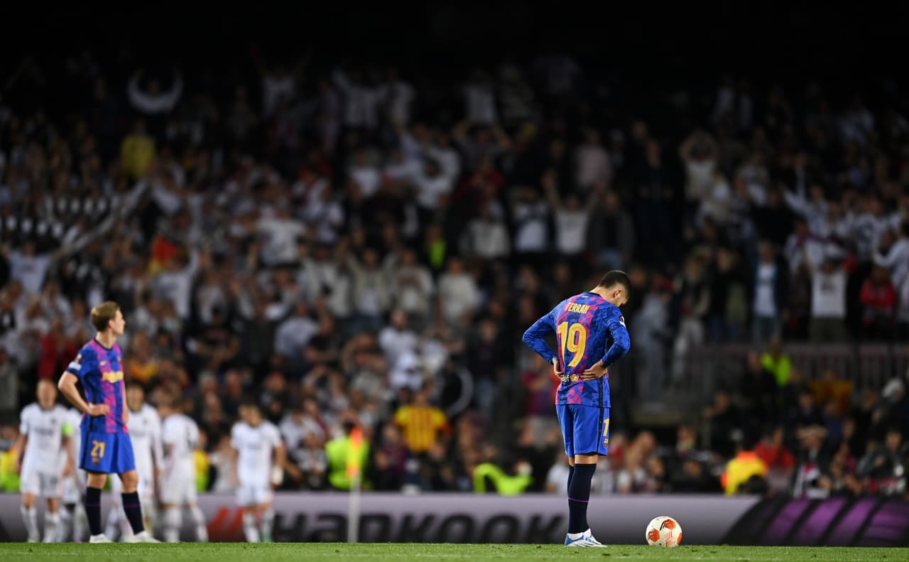 Contra todo pronóstico, el Eintracht Frankfurt se paró con mucha autoridad en el Camp Nou y eliminó a un muy tímido Barcelona que consumó un fracaso más en la temporada, una temporada en la que se irá en blanco.