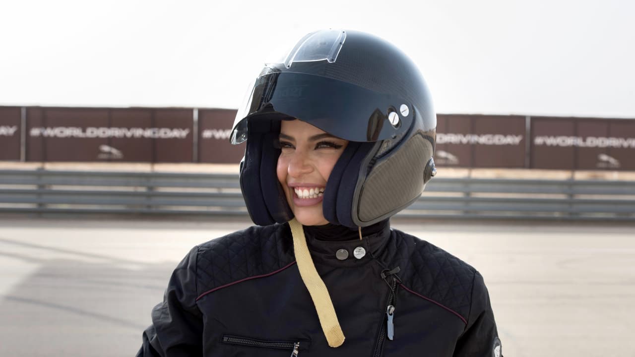 Assel Al-Hamad fue la primera mujer en importar un Ferrari a Arabia Saudí. Su Ferrari 458 Spider ha estado viajando a diversos circuitos a través de todo el país para dar talleres de manejo y participar en días de pista.