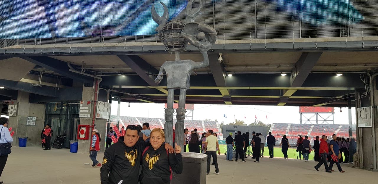 Los fanáticos se toman una foto en la entrada Estadio Alfredo Harp Helú, nueva casa de los Diablos Rojos del México que es inaugurada este sábado.