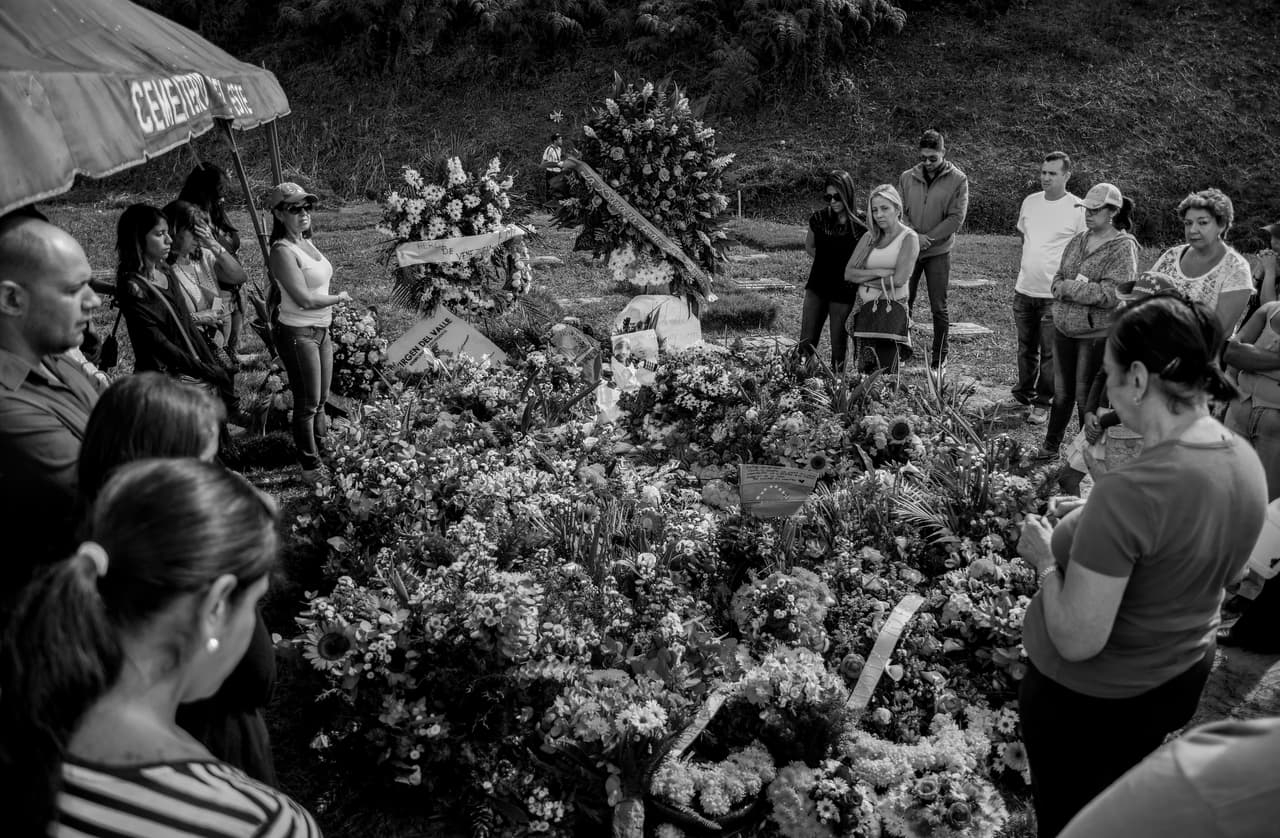 A medida que pasó el día, otros familiares y miembros de la sociedad civil se acercaron a su tumba con flores y letreros.
