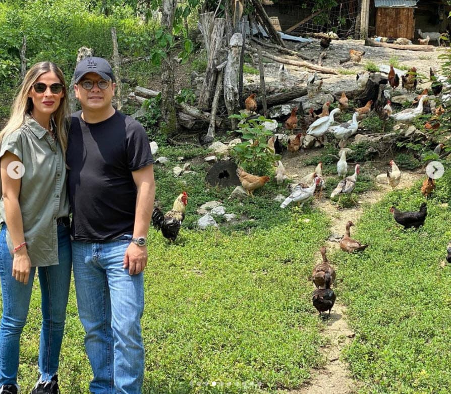 El vestido de novia fue de la firma Aire Barcelona. Fuentes de la revista Quién aseguraron que la madre de Gerardo Islas 
<b>"la adoptó como una hija más"</b>. 
<br>