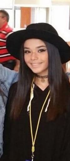 A Taishmara le gusta usar accesorios en su pelo. A veces usa sombreros.