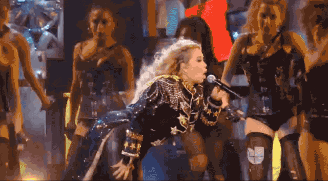 Al año siguiente, Chiquis tuvo una excepcional participación en la ceremonia de los premios al demostrar que puede lucirse en más géneros que el grupero, ya que interpretó el tema 'Pelo Suelto', junto a la cantante Gloria Trevi.