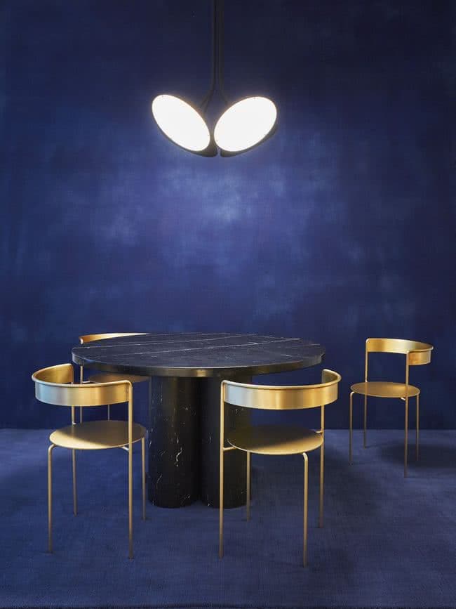 Ya sea que lo apliques a toda tu casa o solo a un muro, este color siempre le da mucha vitalidad a los espacios y resalta increíble contra la madera natural y los tonos verdes.