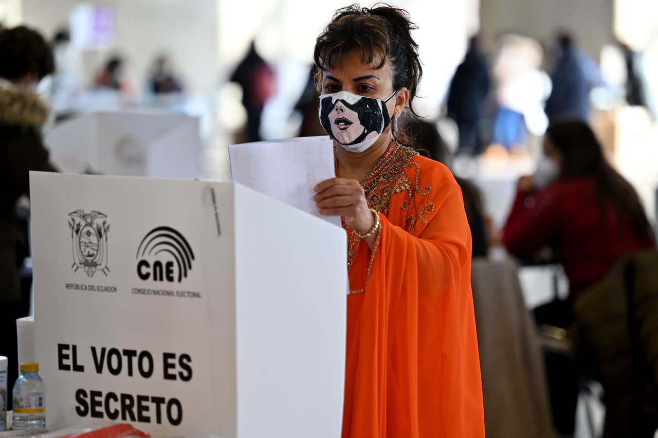 Para encontrar tu centro de votación, visita
<a href="https://lugarvotacion.cne.gob.ec/consultaregistroelectoral/?fbclid=IwAR0PAiHwBa6Gqy_nqSQxE6o77WI32Eo8r9Z8iPIamzS1fzGL3L_d_a2Df-k">lugarvotacion.cne.gob.ec</a> Ahí debes ingresar tu número de cédula para revisar tu estatus como votante y cuál es el centro de votación que te corresponde.