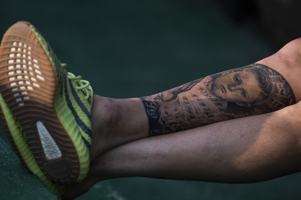 Gignac, delantero de Tigres, tiene a su hijo tatuado y a la Virgen de Guadalupe en su pierna posterior derecha.