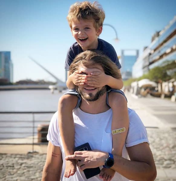 A casi dos años de haber comenzado su noviazgo, la pareja lleva una relación estable y formó una familia con Benicio.