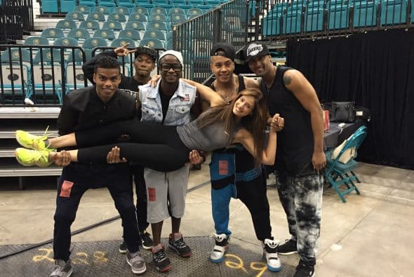 ¡Qué bien acompañada está Aleyda! Esos bailarines no perdieron la oportunidad de cargarla.